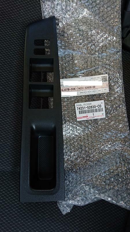 Toyota Genuine Vitz 2010-2014 Front Armrest Upper Panel RH 74231-52630-C0 OEM