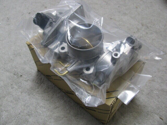 Toyota Genuine Land Cruiser LX 4Runner DIESEL THROTTLE BODY 26100-67100 OEM