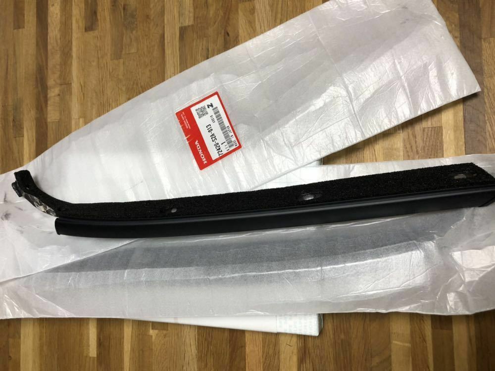 Honda Genuine S2000 AP2 Front Pillar Molding 72420-S2A-013 & 72460-S2A-013